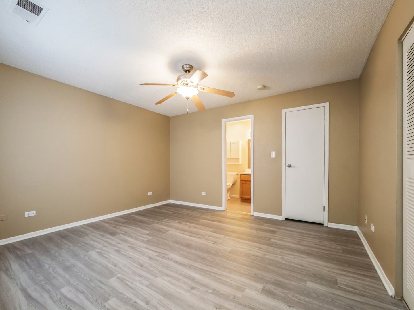 2048 N Rand Road #101, Palatine, IL 60074