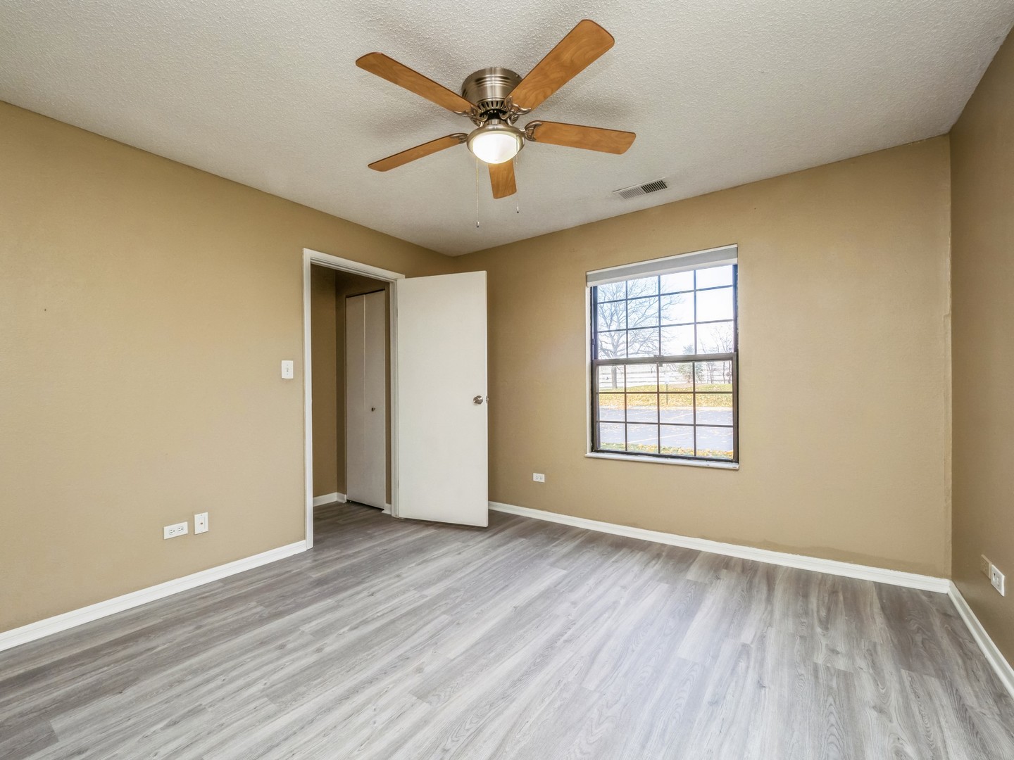 2048 N Rand Road #101, Palatine, IL 60074