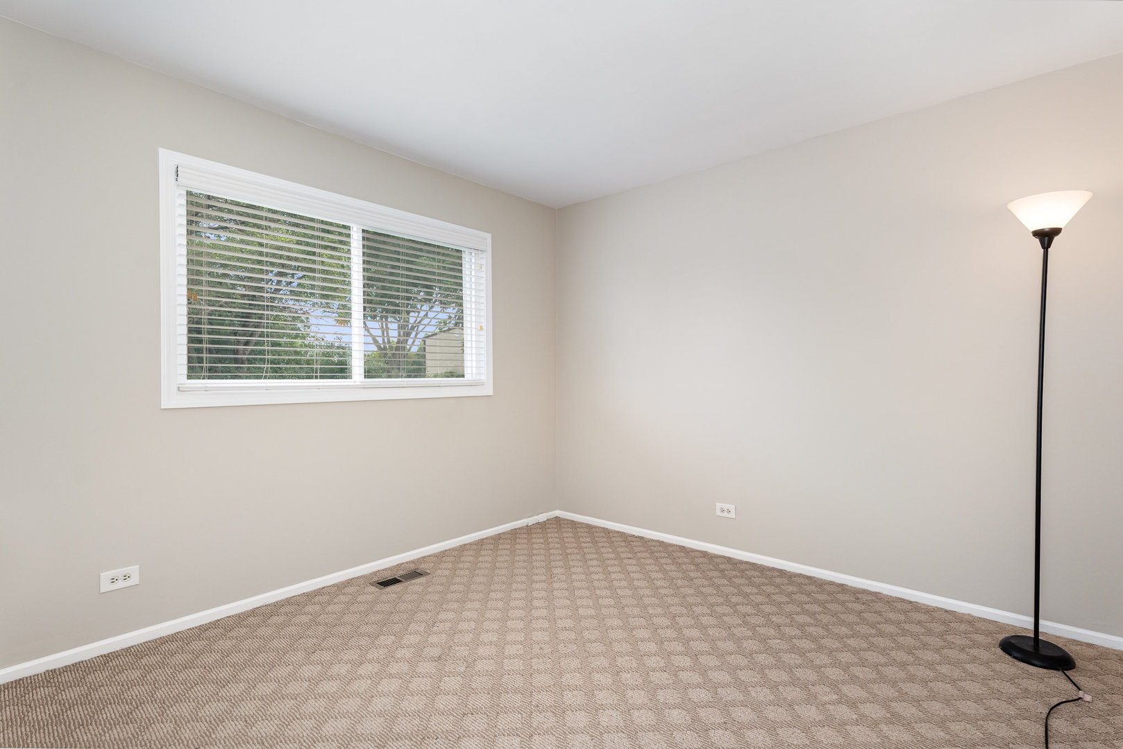 651 Iroquois Trail, Carol Stream, IL 60188