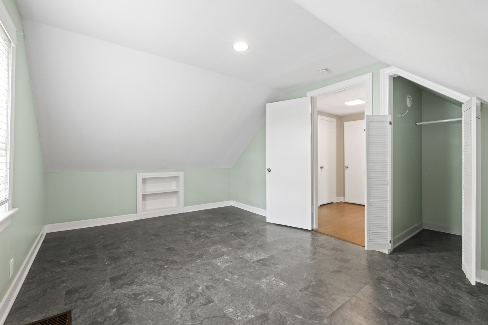 7244 N Kilpatrick Avenue, Lincolnwood, IL 60712