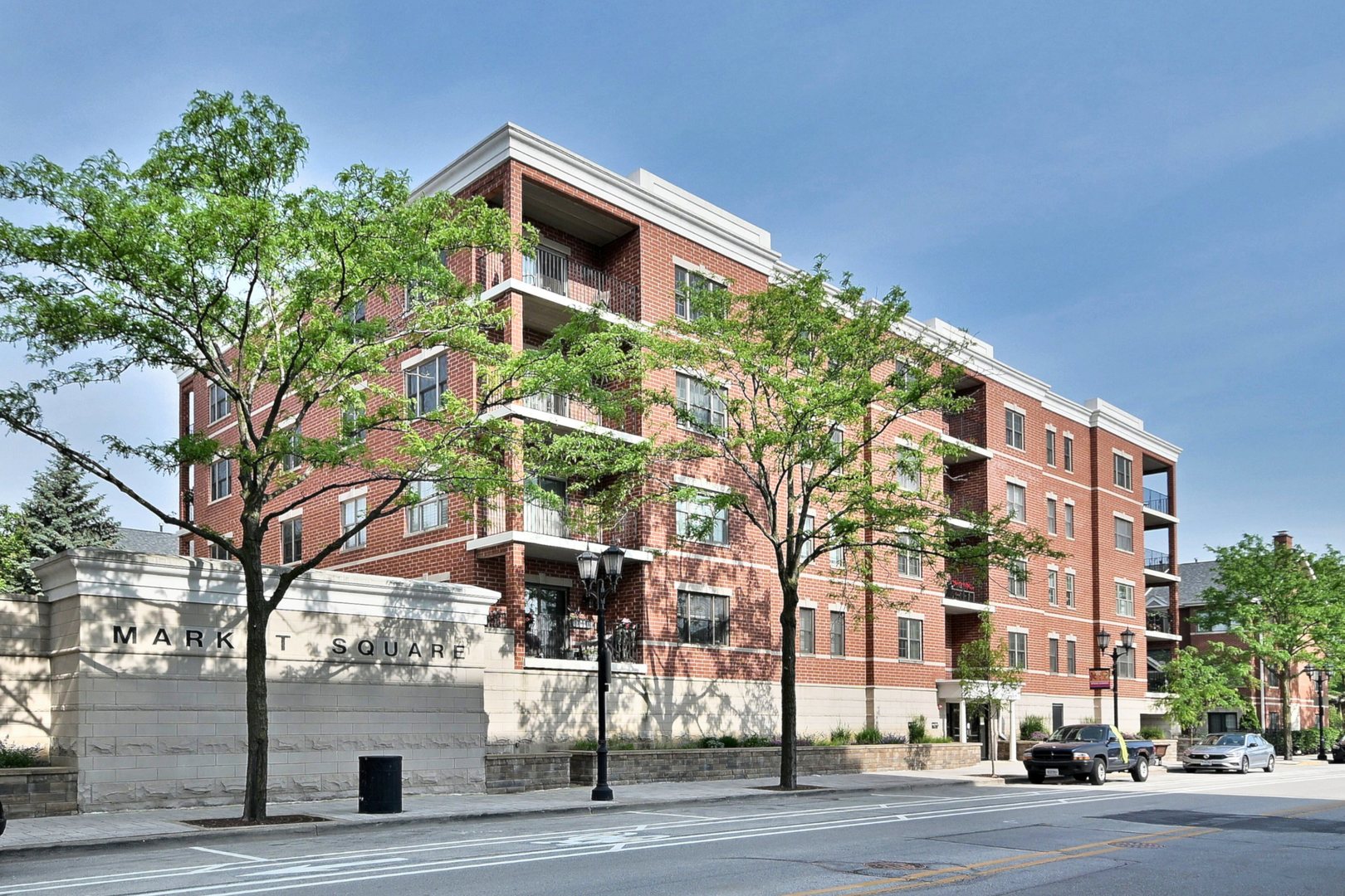 210 N Addison Avenue #201, Elmhurst, IL 60126