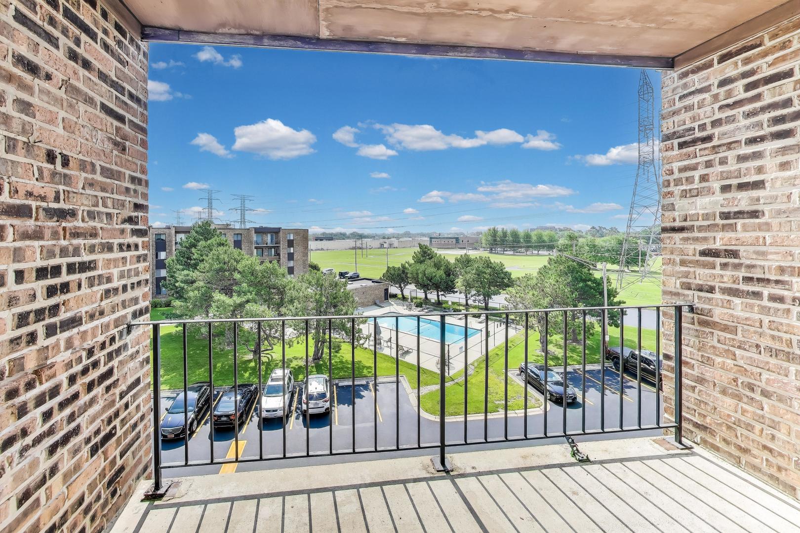 701 W Huntington Commons Road #418, Mount Prospect, IL 60056