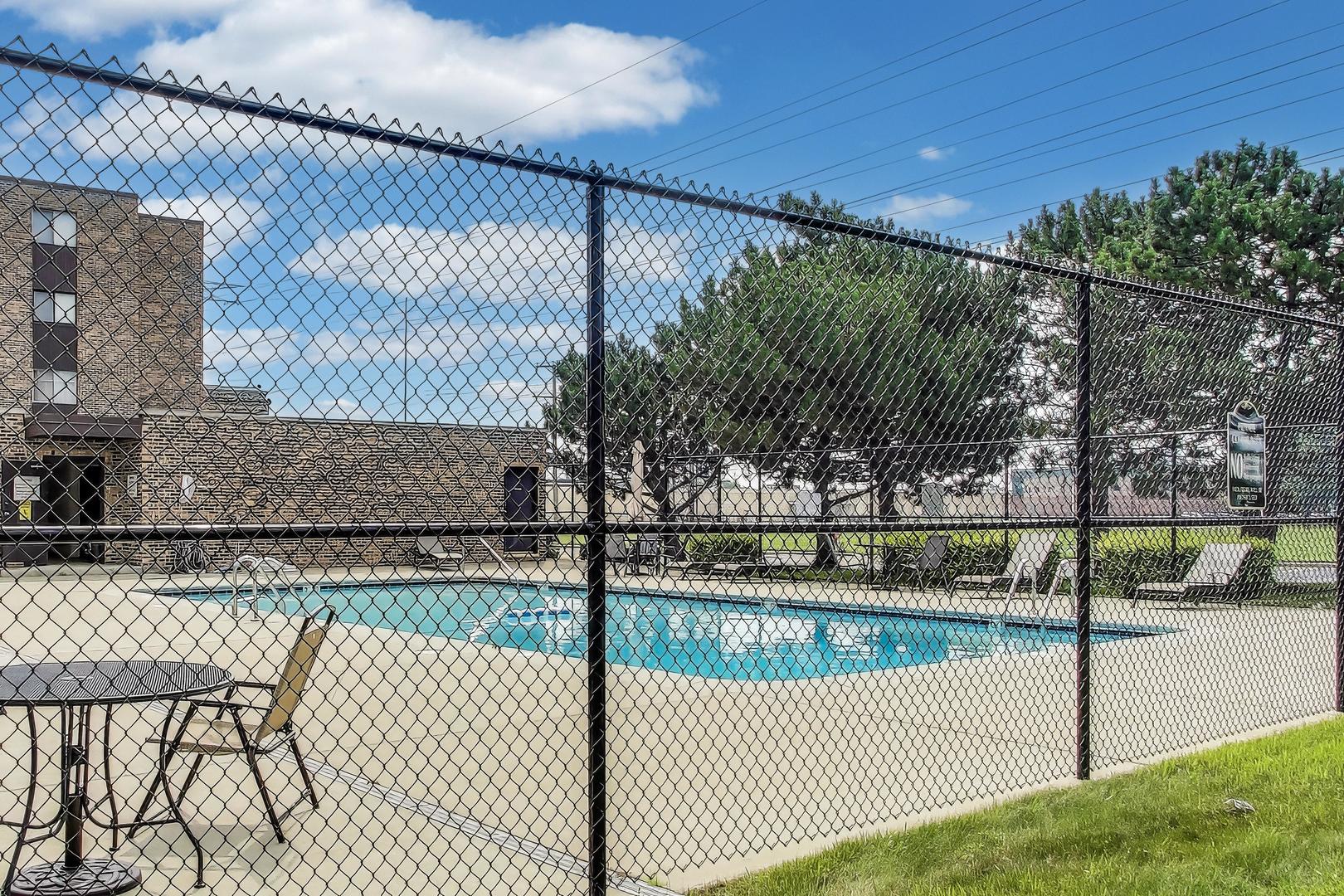 701 W Huntington Commons Road #418, Mount Prospect, IL 60056