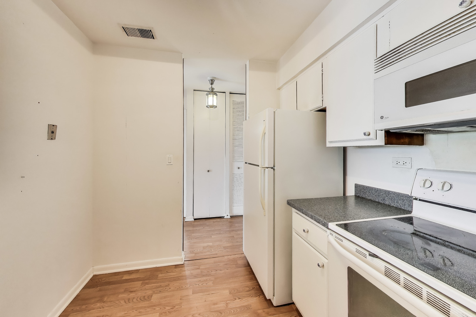 701 W Huntington Commons Road #418, Mount Prospect, IL 60056