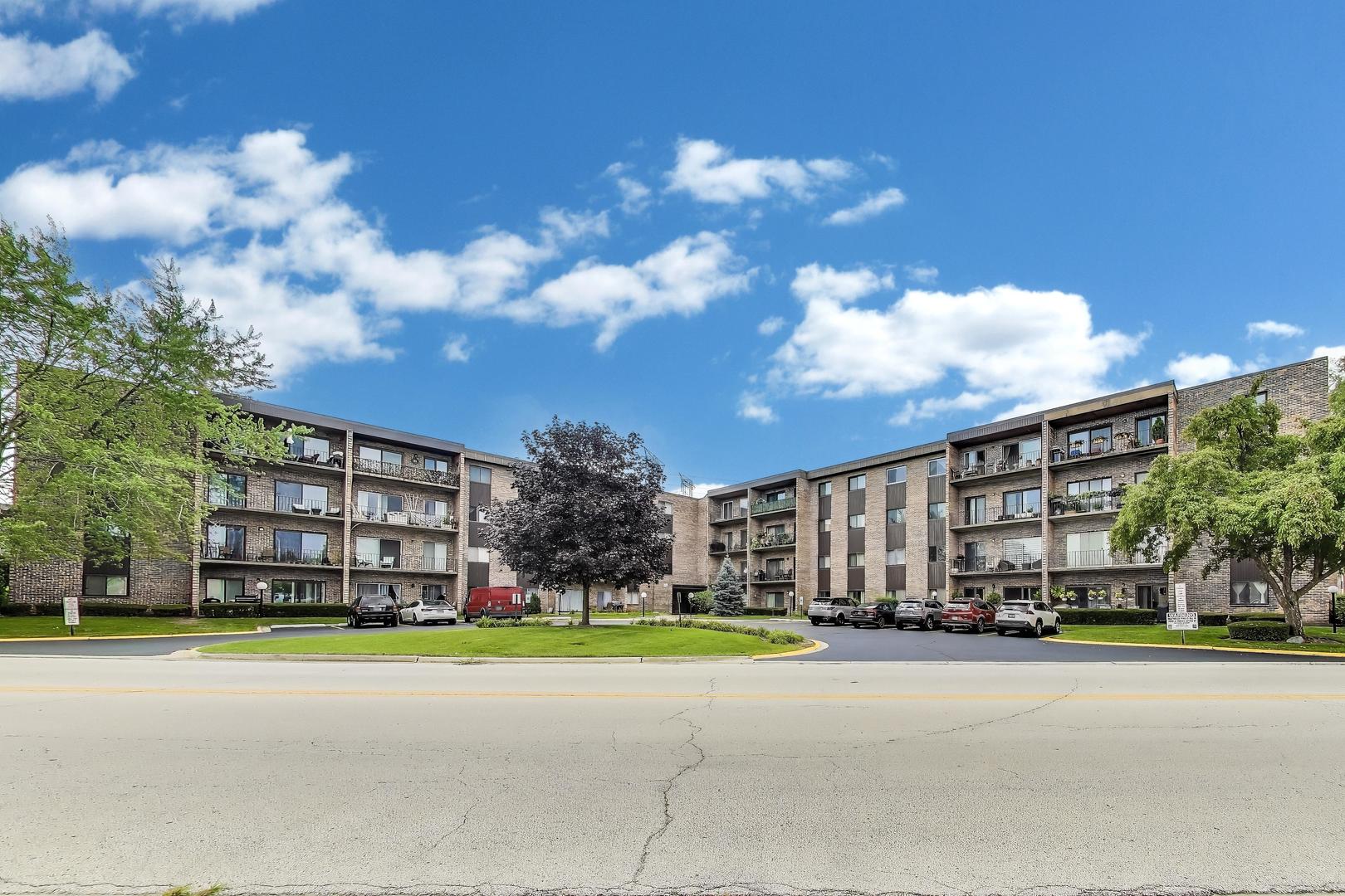 701 W Huntington Commons Road #418, Mount Prospect, IL 60056