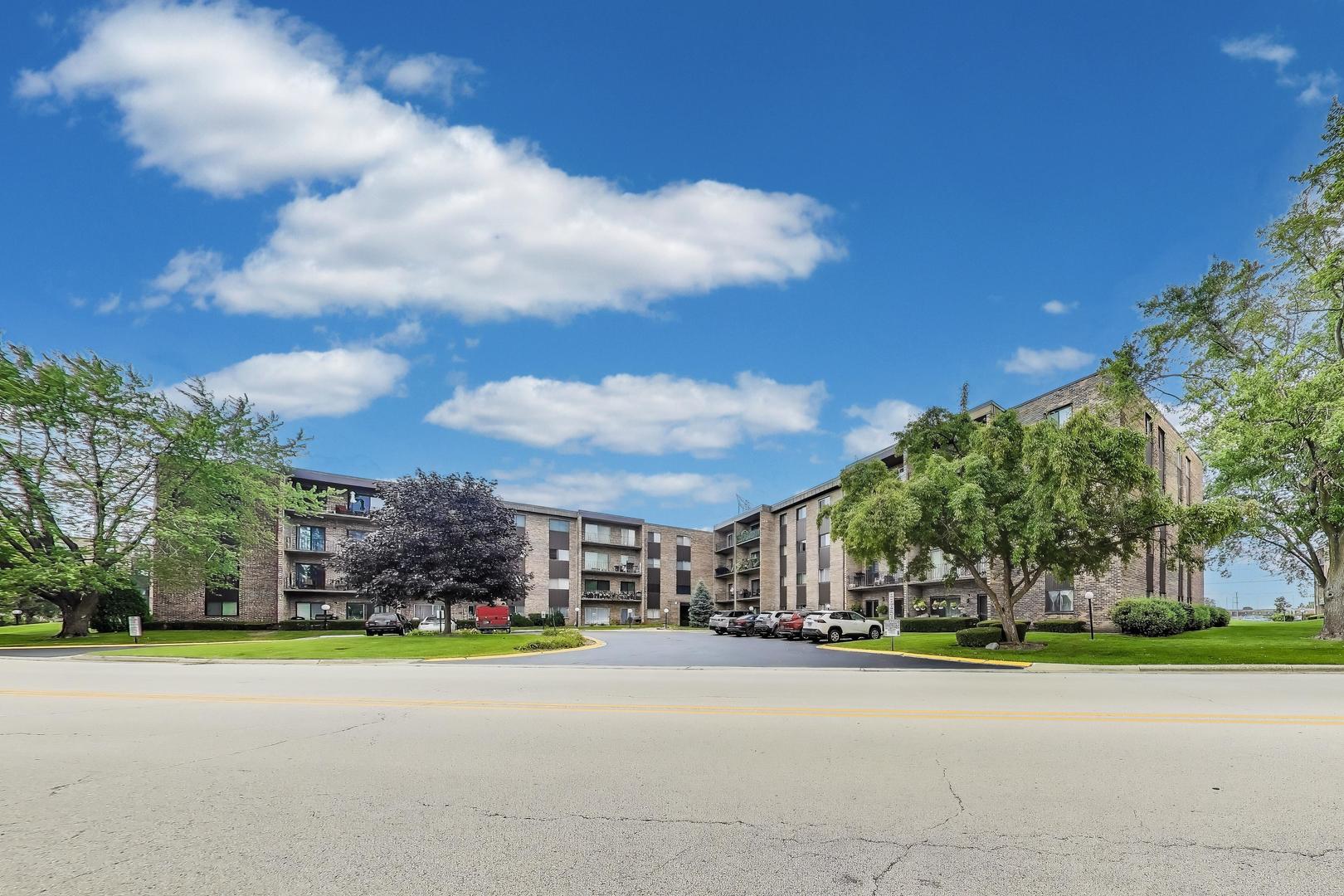 701 W Huntington Commons Road #418, Mount Prospect, IL 60056