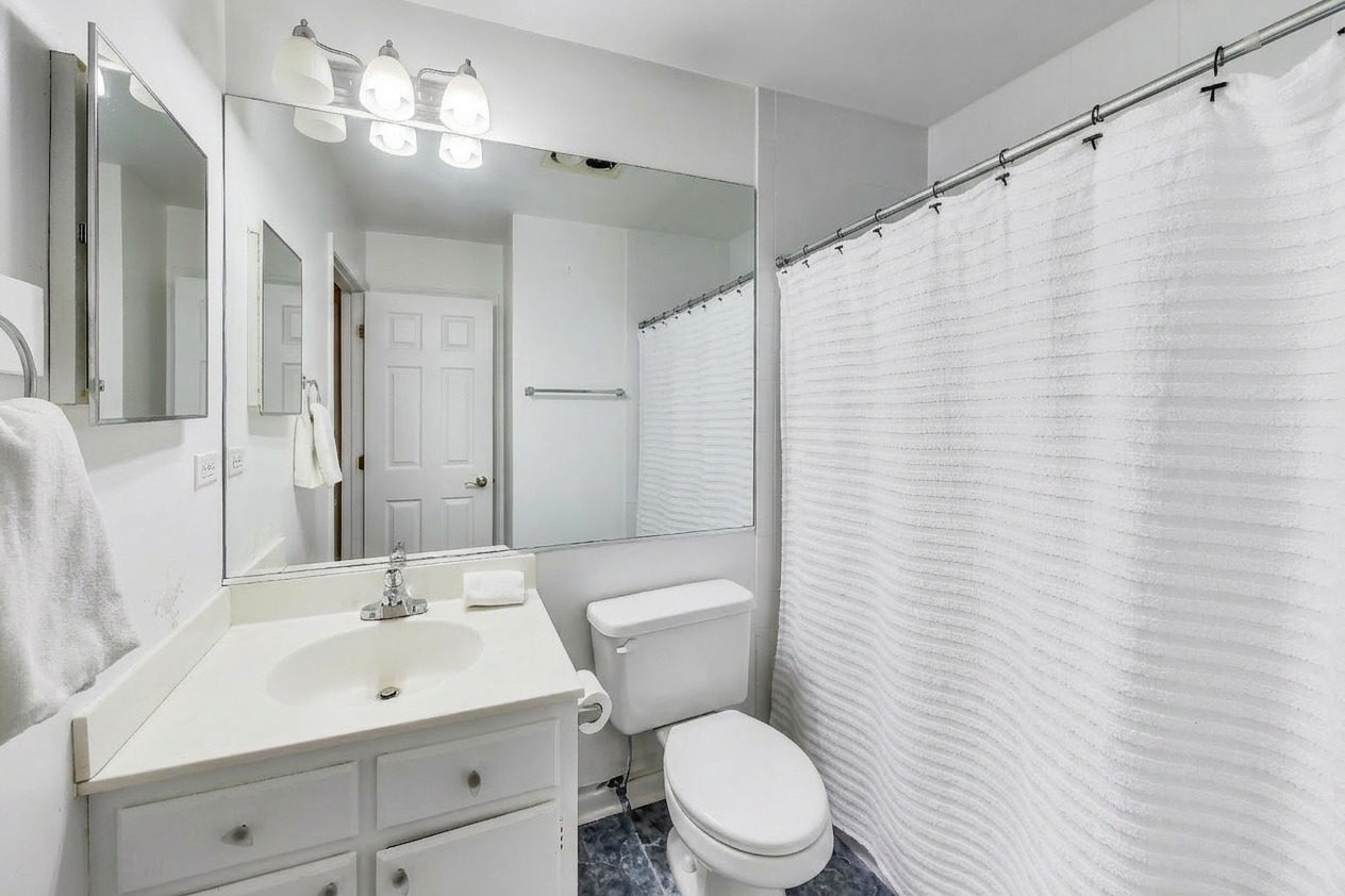 701 W Huntington Commons Road #418, Mount Prospect, IL 60056