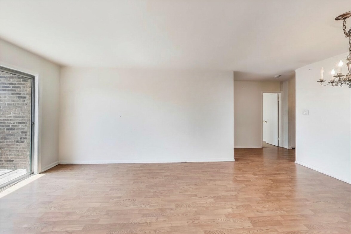 701 W Huntington Commons Road #418, Mount Prospect, IL 60056