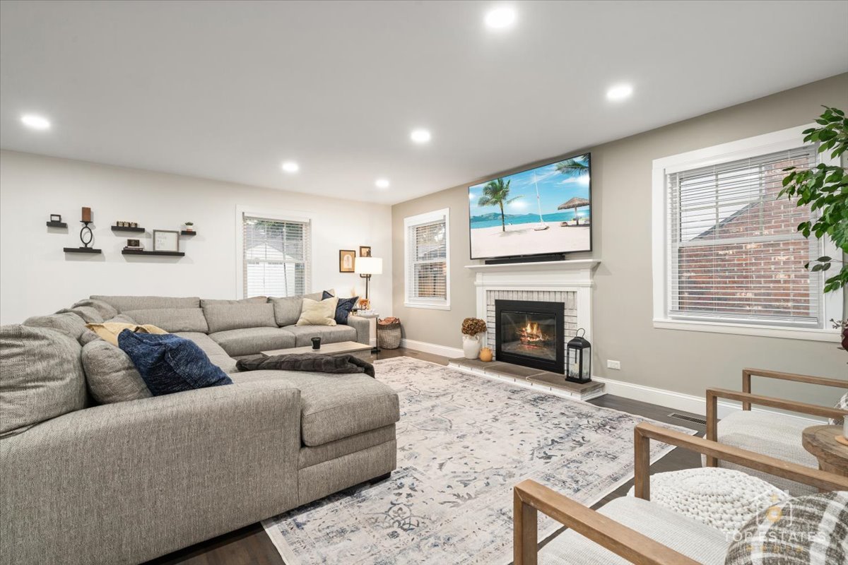 957 Country Lane, Buffalo Grove, IL 60089