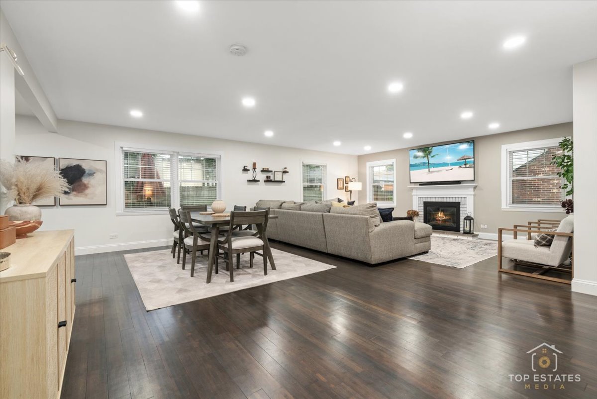 957 Country Lane, Buffalo Grove, IL 60089