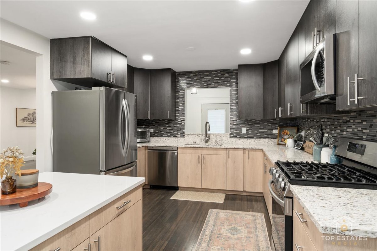 957 Country Lane, Buffalo Grove, IL 60089