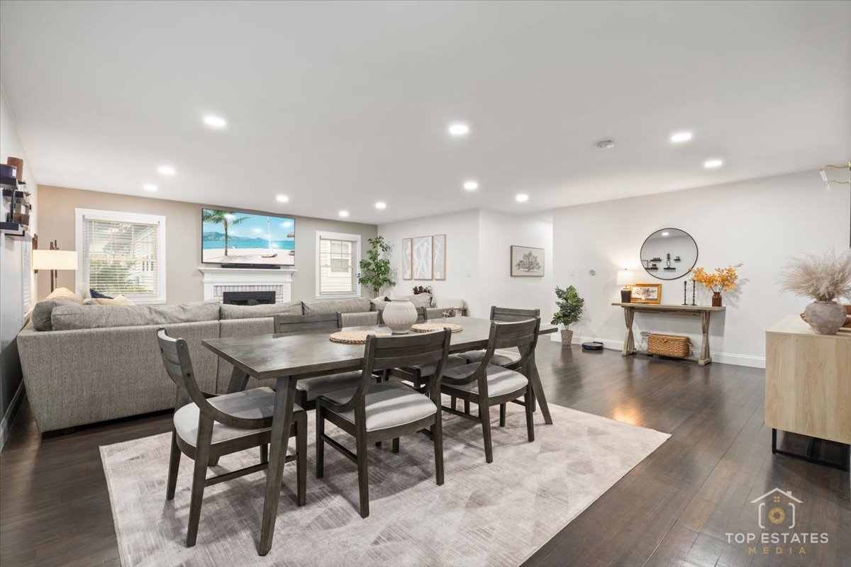 957 Country Lane, Buffalo Grove, IL 60089