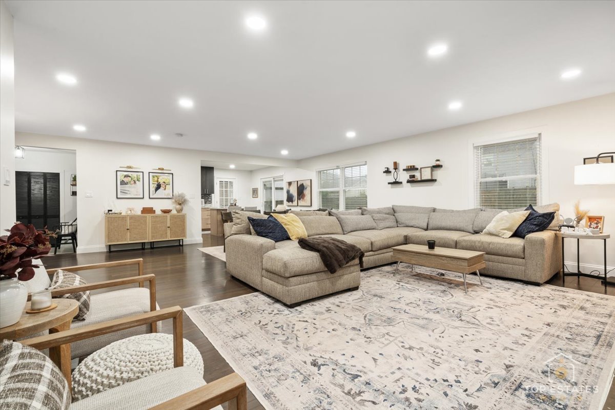 957 Country Lane, Buffalo Grove, IL 60089