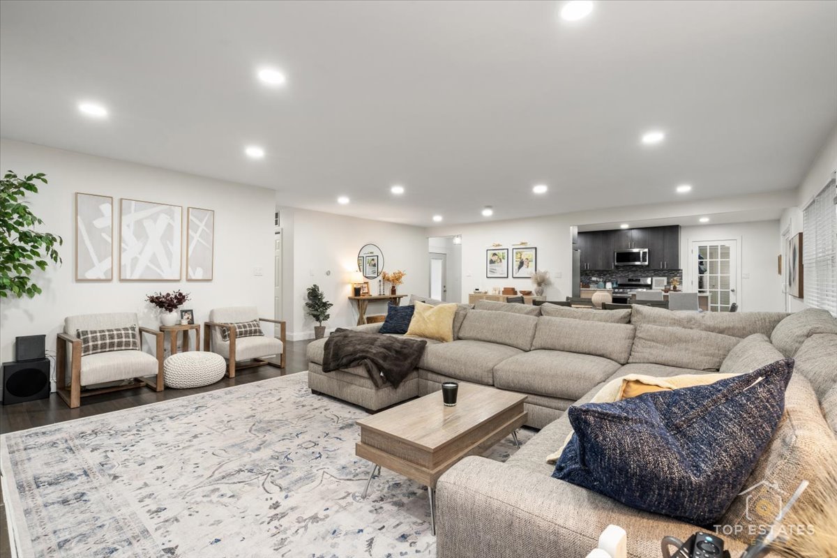 957 Country Lane, Buffalo Grove, IL 60089