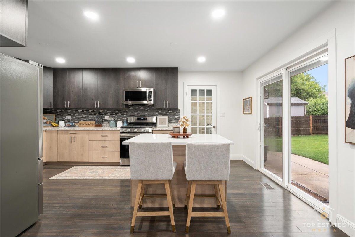 957 Country Lane, Buffalo Grove, IL 60089