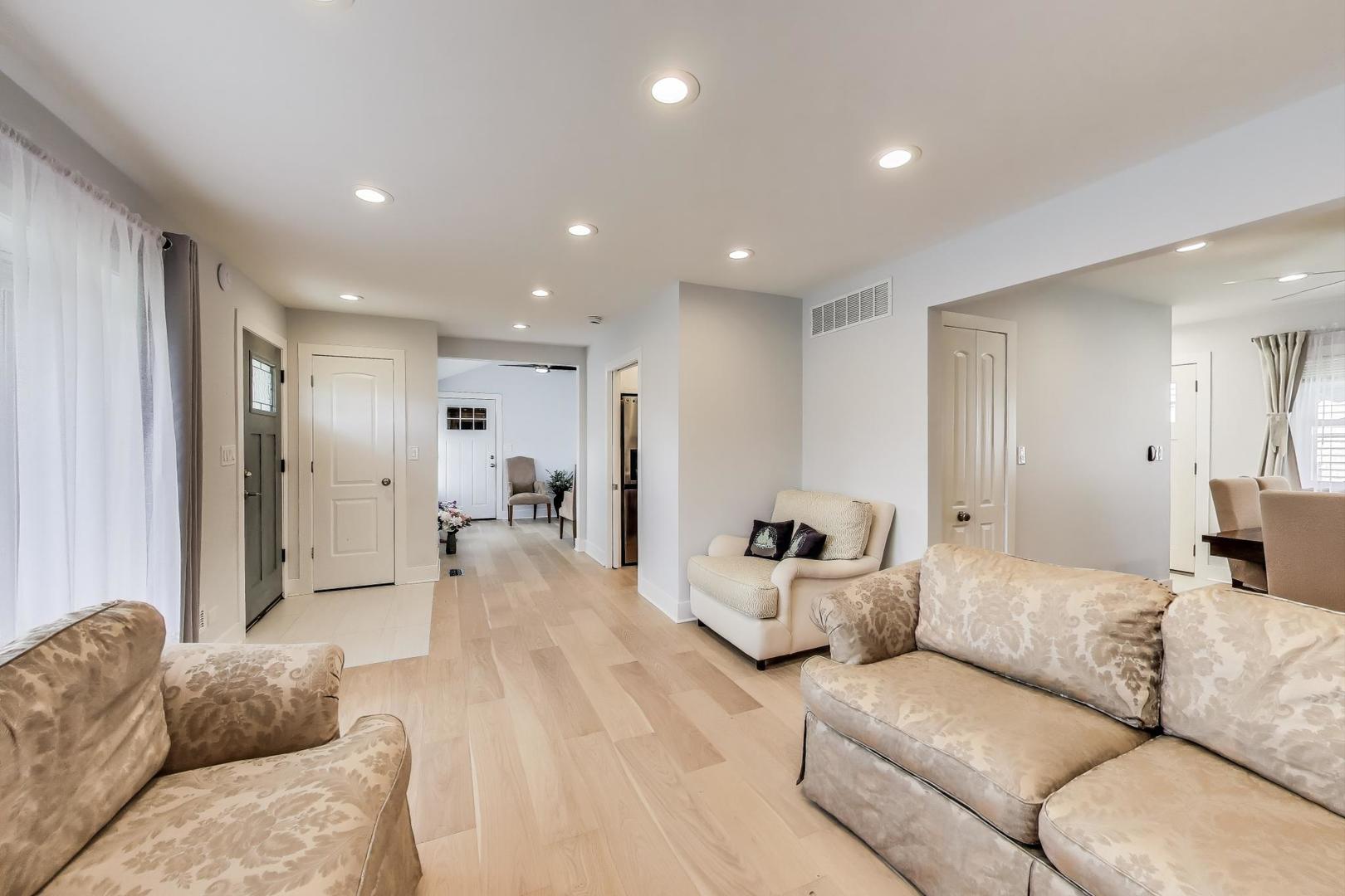 1394 Carol Lane, Des Plaines, IL 60018