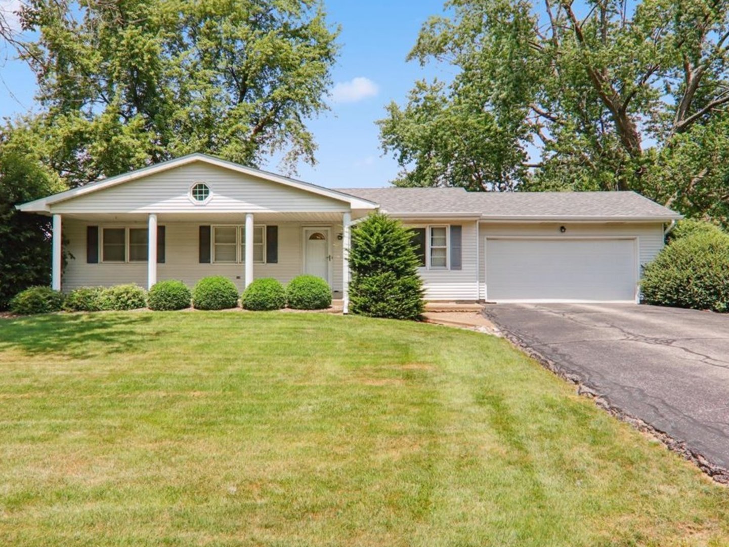 3018 Harvest Hill Avenue, Bloomington, IL 61705