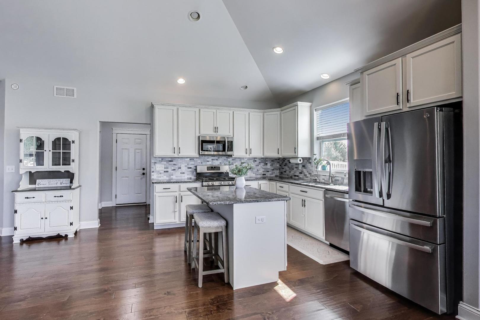 2320 Coventry Circle, Sycamore, IL 60178