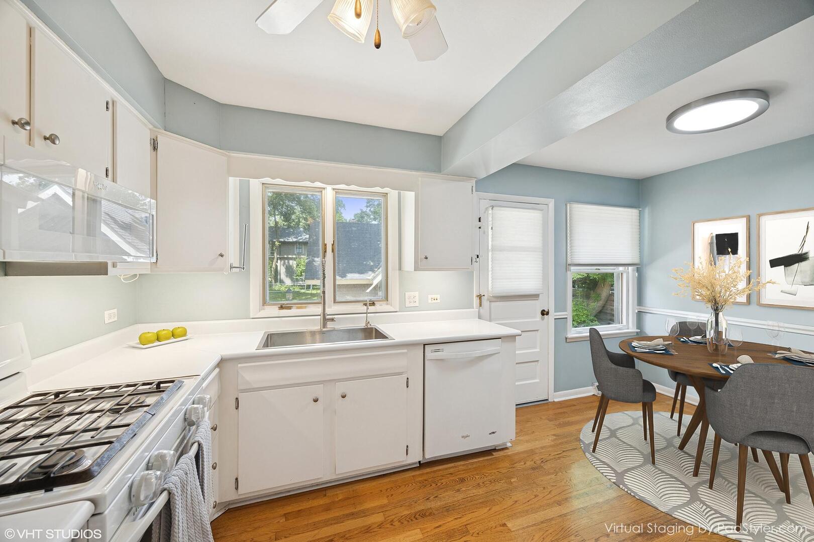 125 Barrypoint Road, Riverside, IL 60546