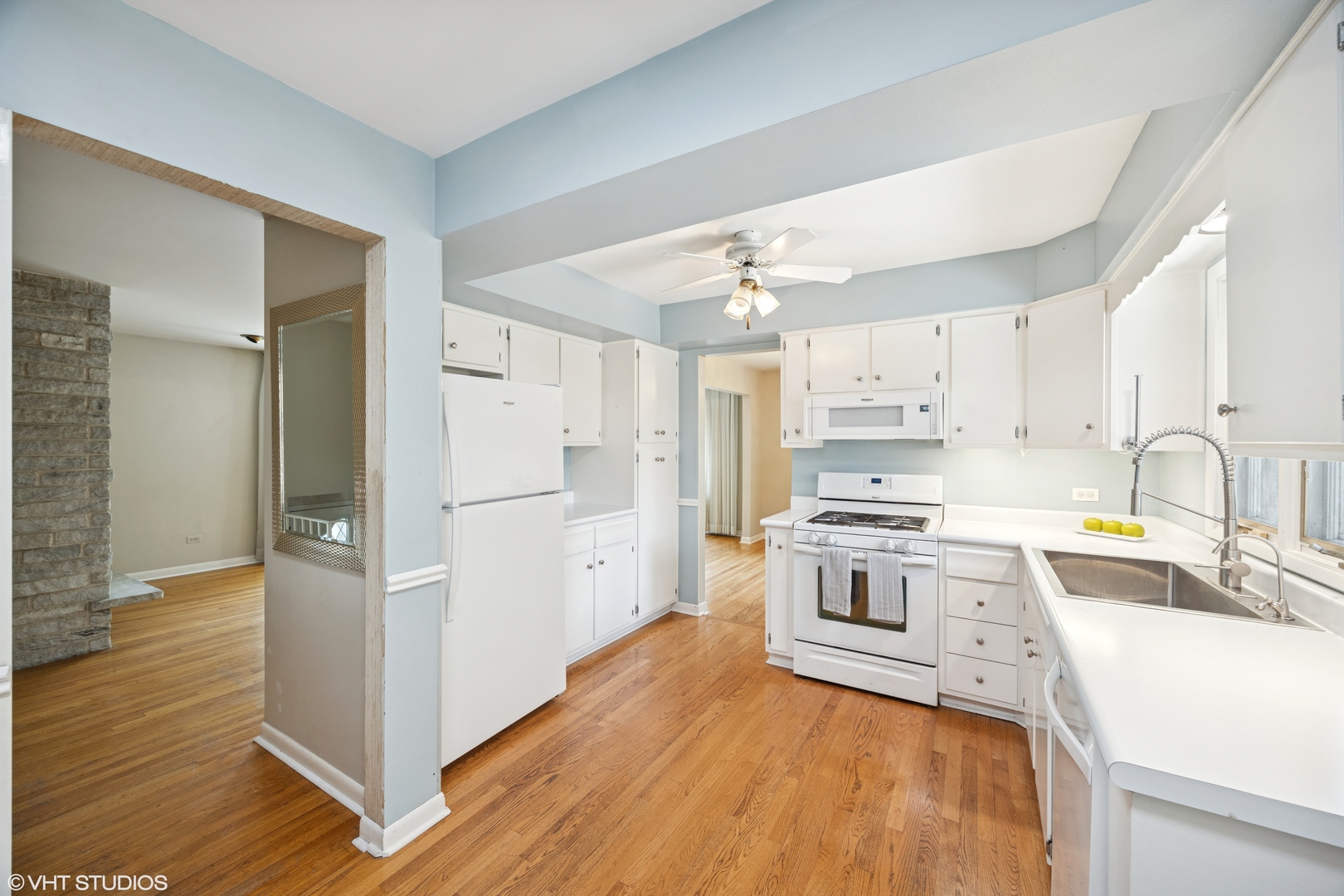 125 Barrypoint Road, Riverside, IL 60546
