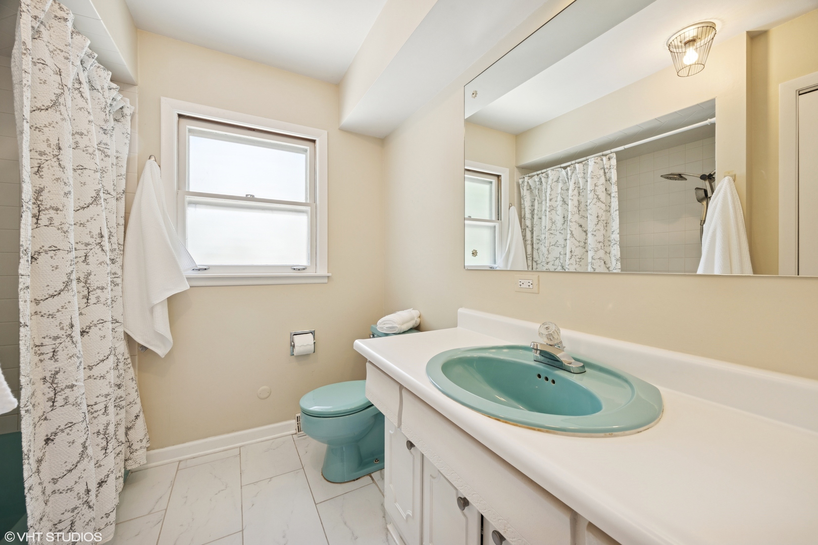 125 Barrypoint Road, Riverside, IL 60546