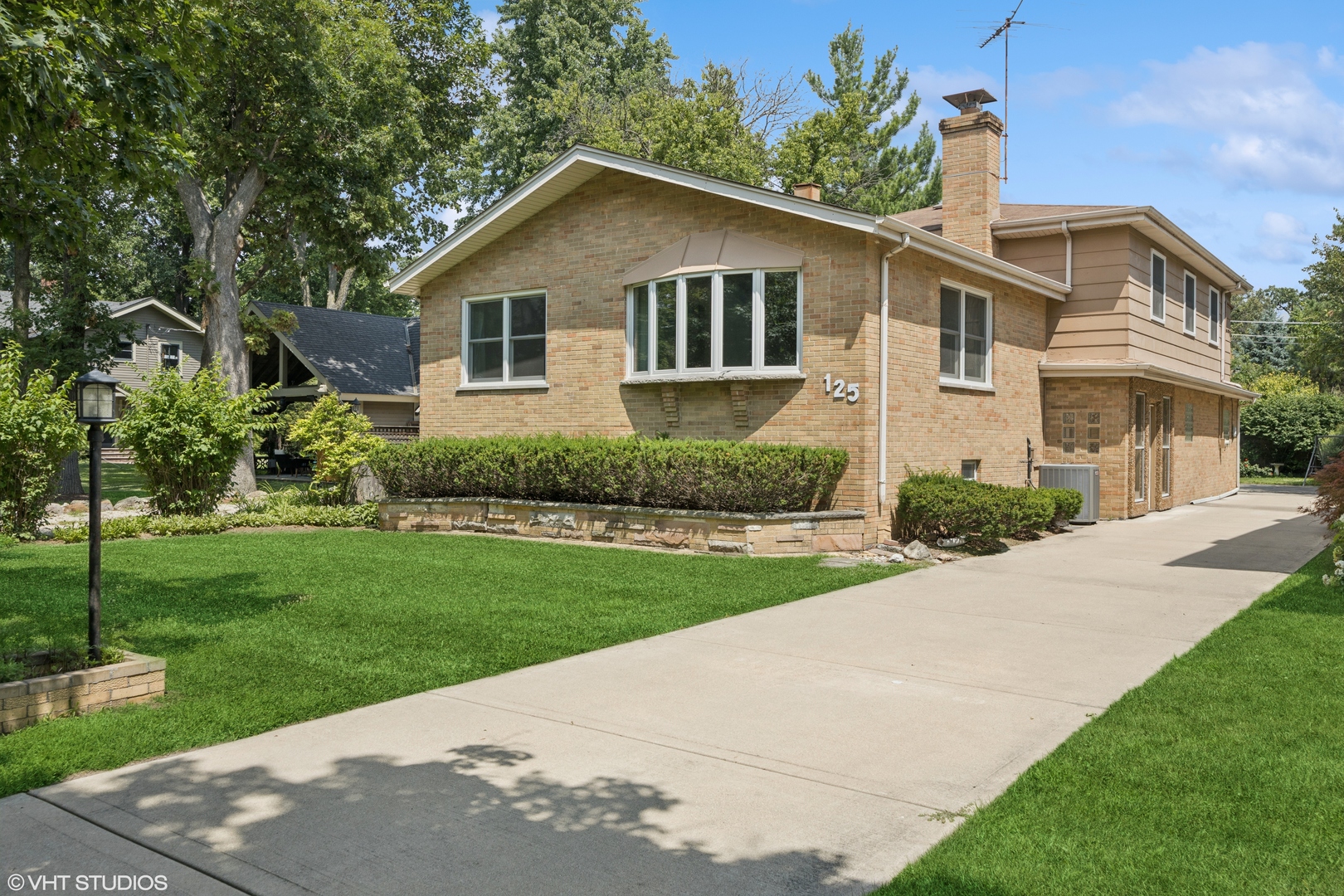 125 Barrypoint Road, Riverside, IL 60546