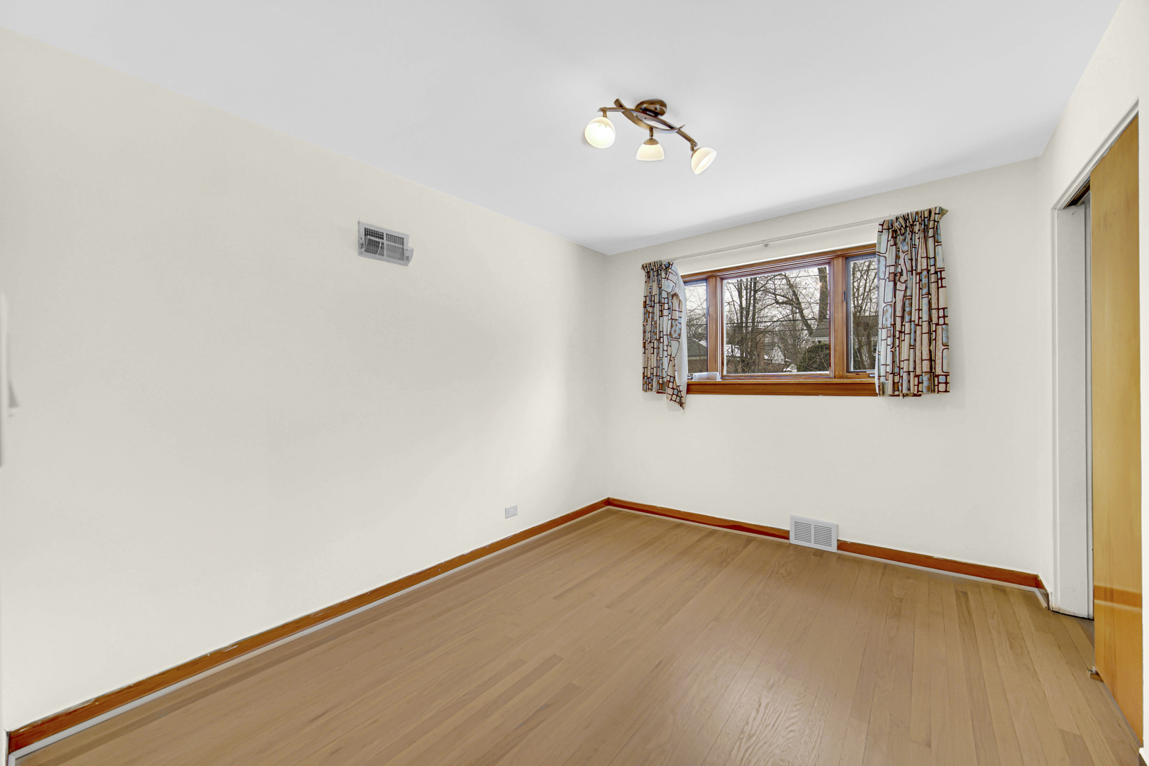 302 N Lincoln Lane, Arlington Heights, IL 60004