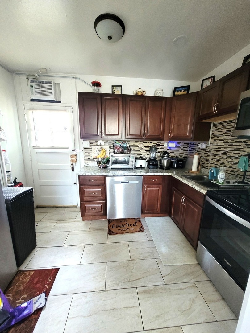 9522 S Vanderpoel Avenue, Chicago, IL 60643