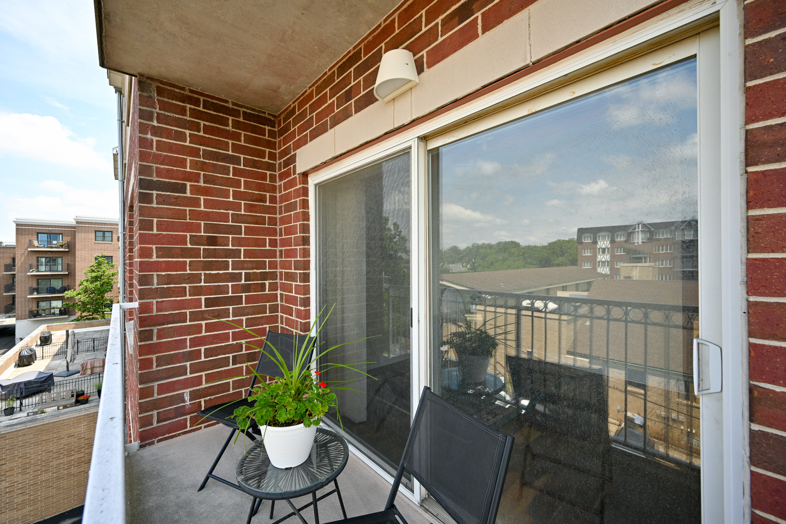 570 Crescent Boulevard #403, Glen Ellyn, IL 60137