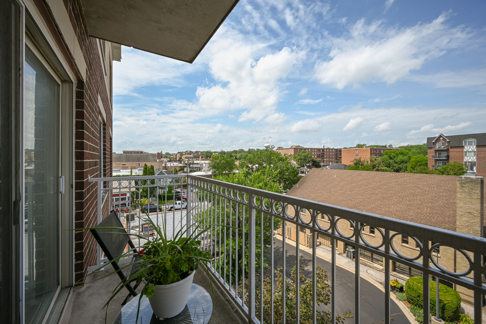 570 Crescent Boulevard #403, Glen Ellyn, IL 60137