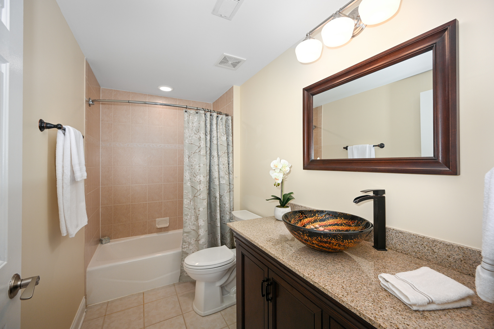 570 Crescent Boulevard #403, Glen Ellyn, IL 60137