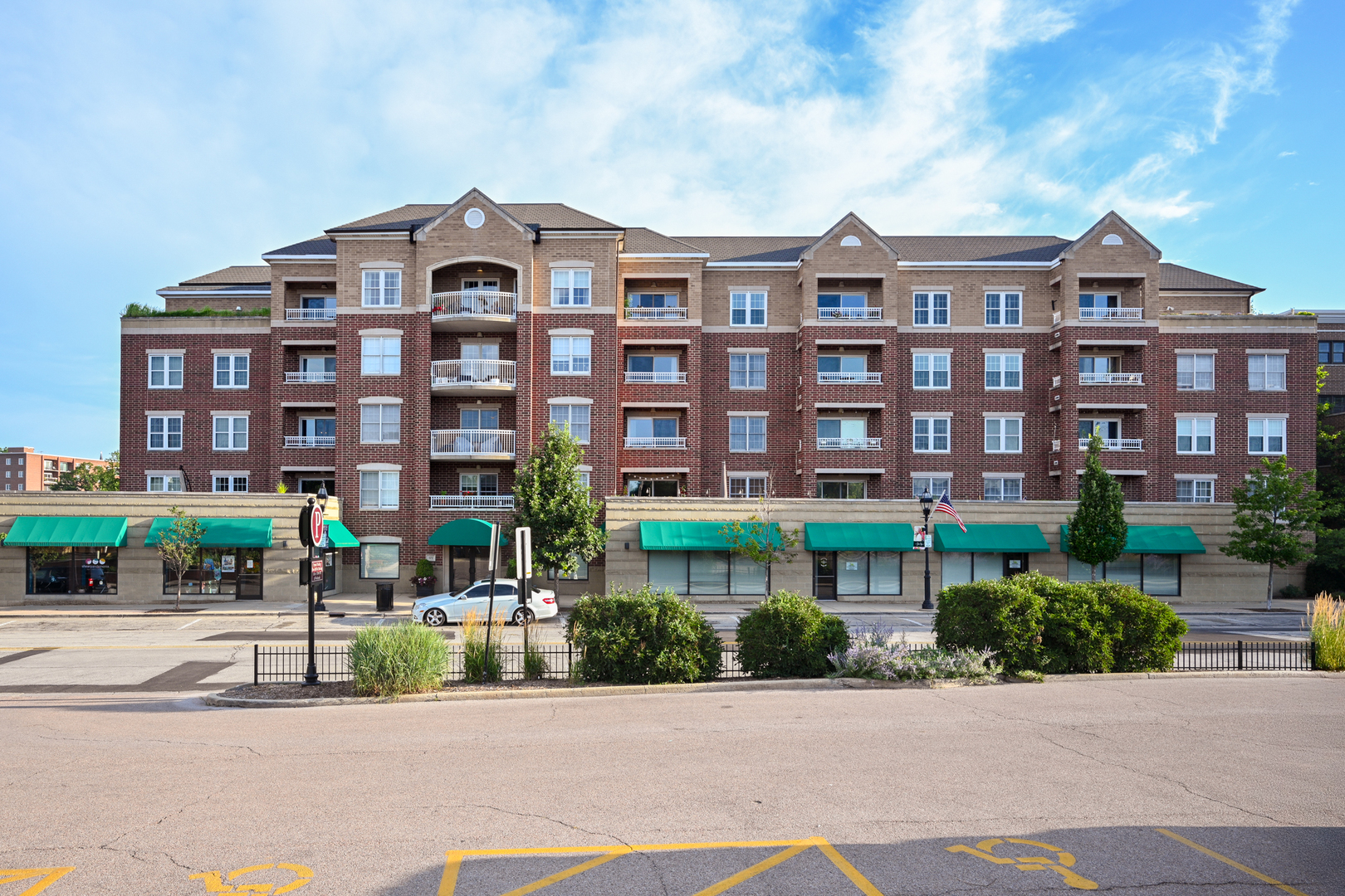 570 Crescent Boulevard #403, Glen Ellyn, IL 60137