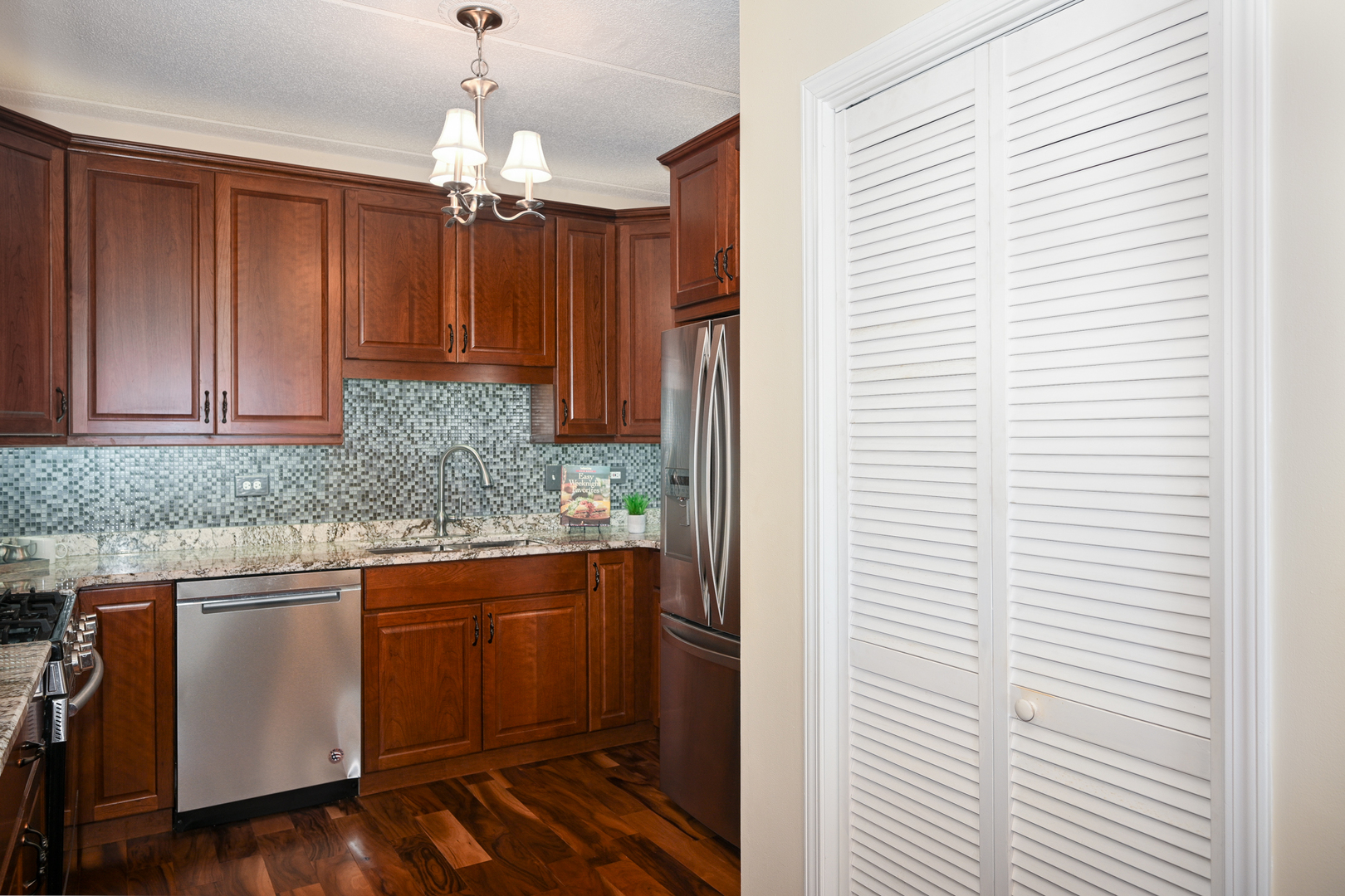 570 Crescent Boulevard #403, Glen Ellyn, IL 60137