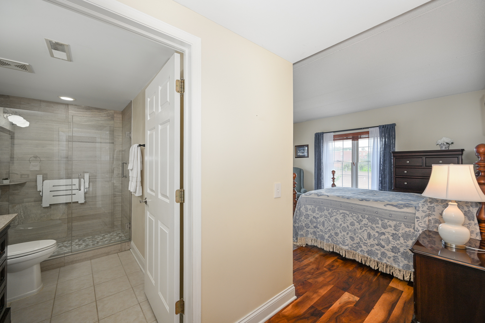 570 Crescent Boulevard #403, Glen Ellyn, IL 60137
