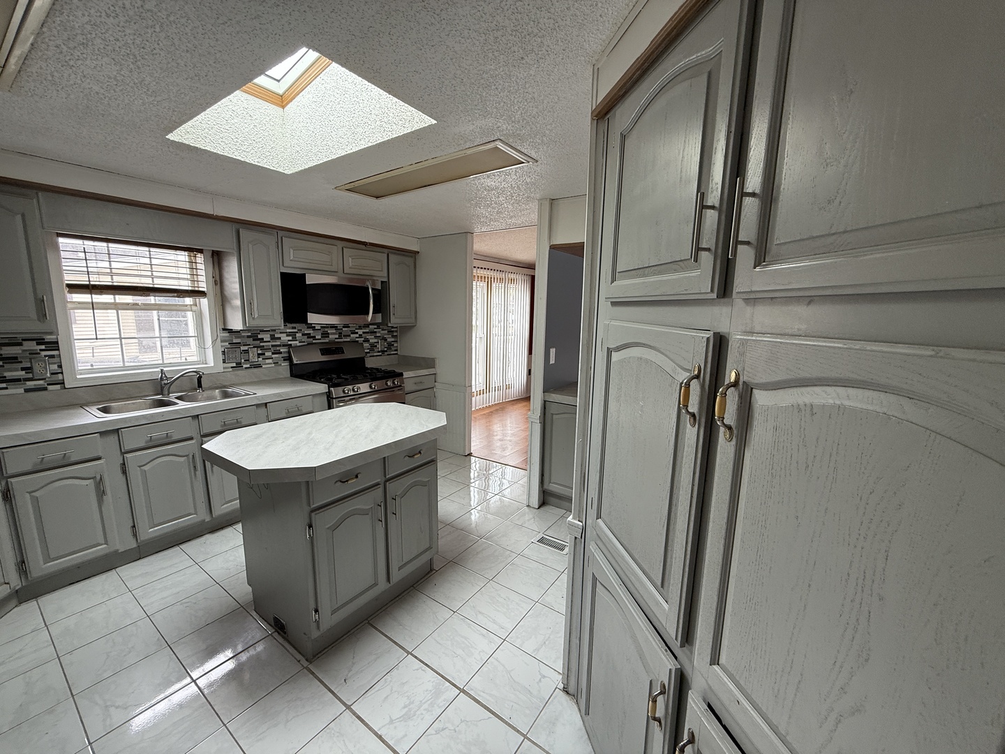 12 Drake Lane, Beecher, IL 60401