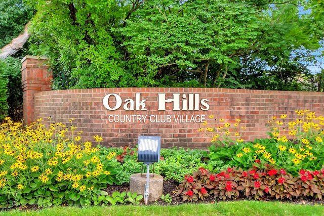 7853 W Oak Hills Court #2DR, Palos Heights, IL 60463