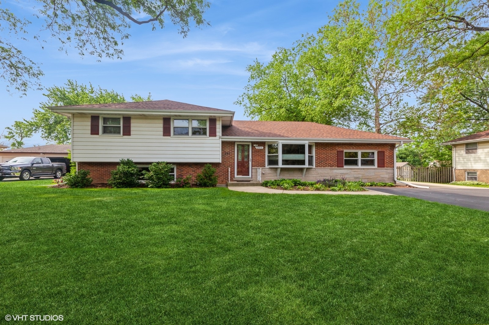 25W251 Highview Drive, Naperville, IL 60563