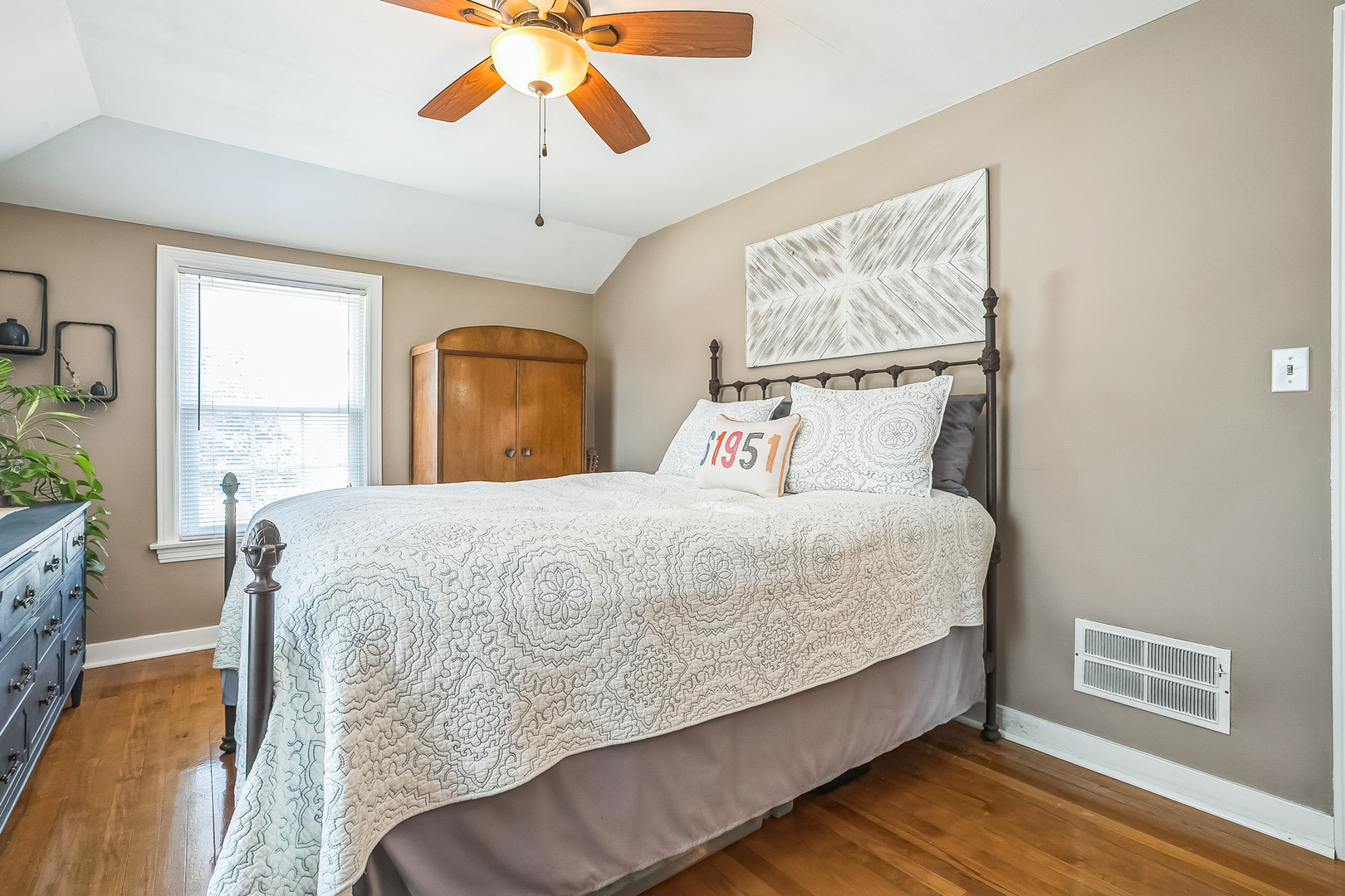 7805 W Farragut Avenue, Chicago, IL 60656
