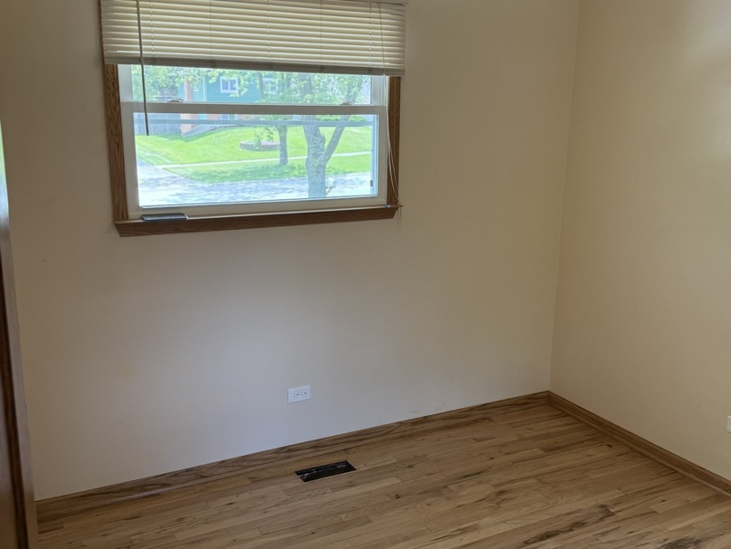 2S546 LLOYD Avenue, Lombard, IL 60148