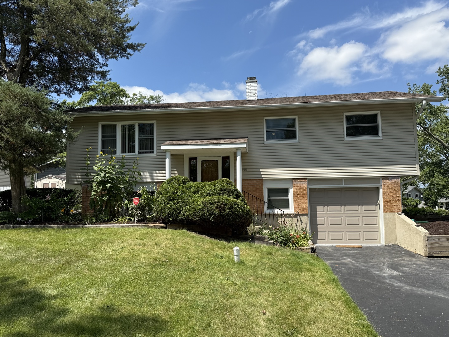 2S546 LLOYD Avenue, Lombard, IL 60148