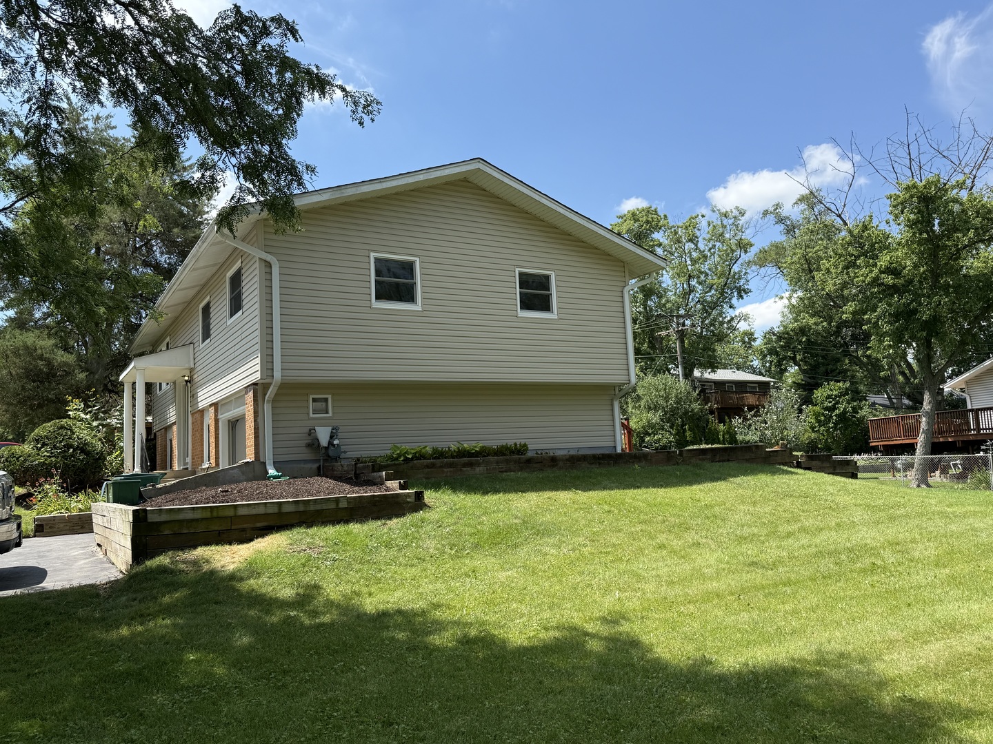 2S546 LLOYD Avenue, Lombard, IL 60148