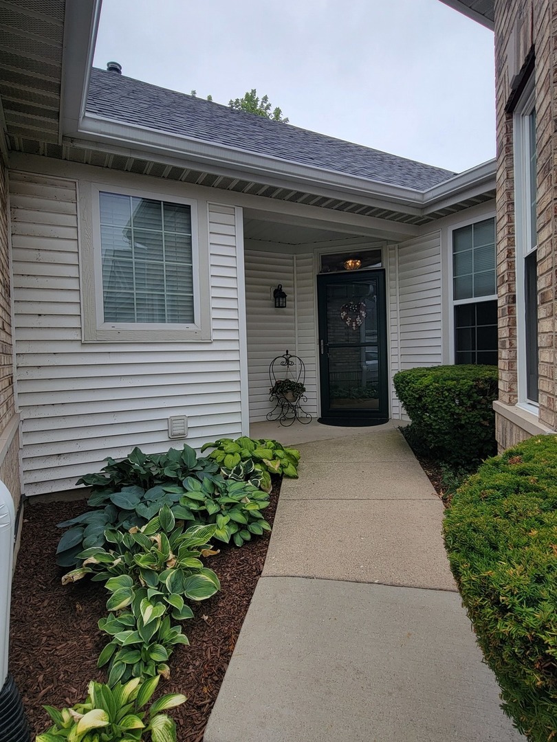21419 Mays Lake Drive, Crest Hill, IL 60403