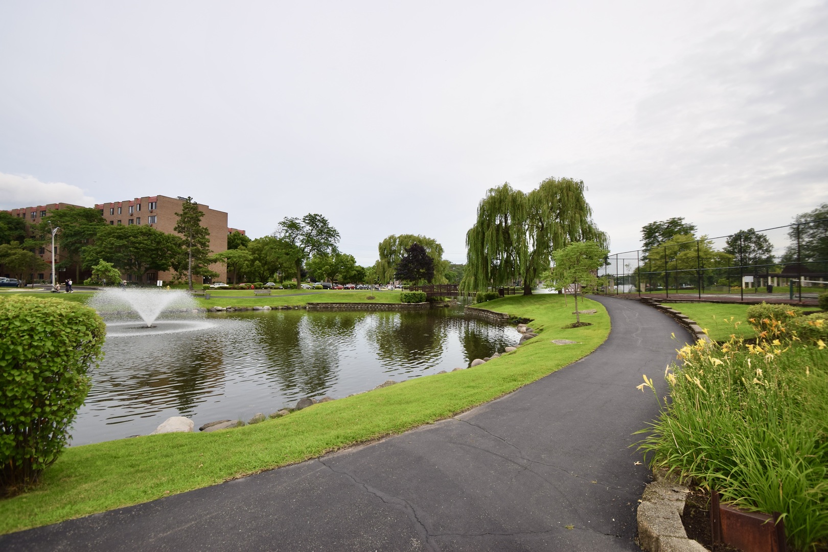 1101 S Hunt Club Drive #115, Mount Prospect, IL 60056