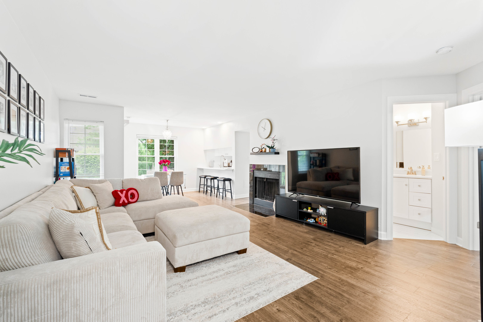 130 Crest Wood Court #1, Schaumburg, IL 60195