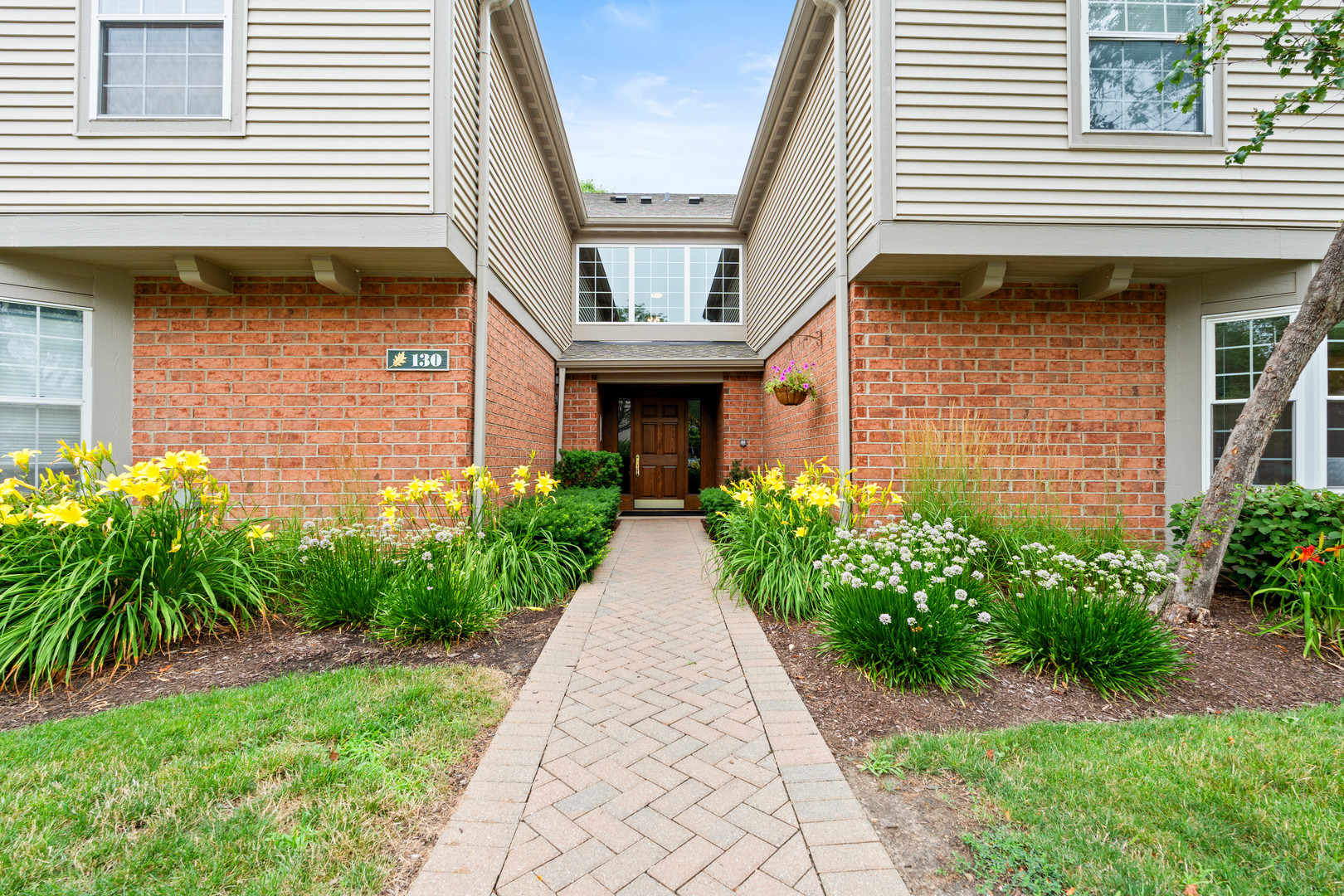 130 Crest Wood Court #1, Schaumburg, IL 60195