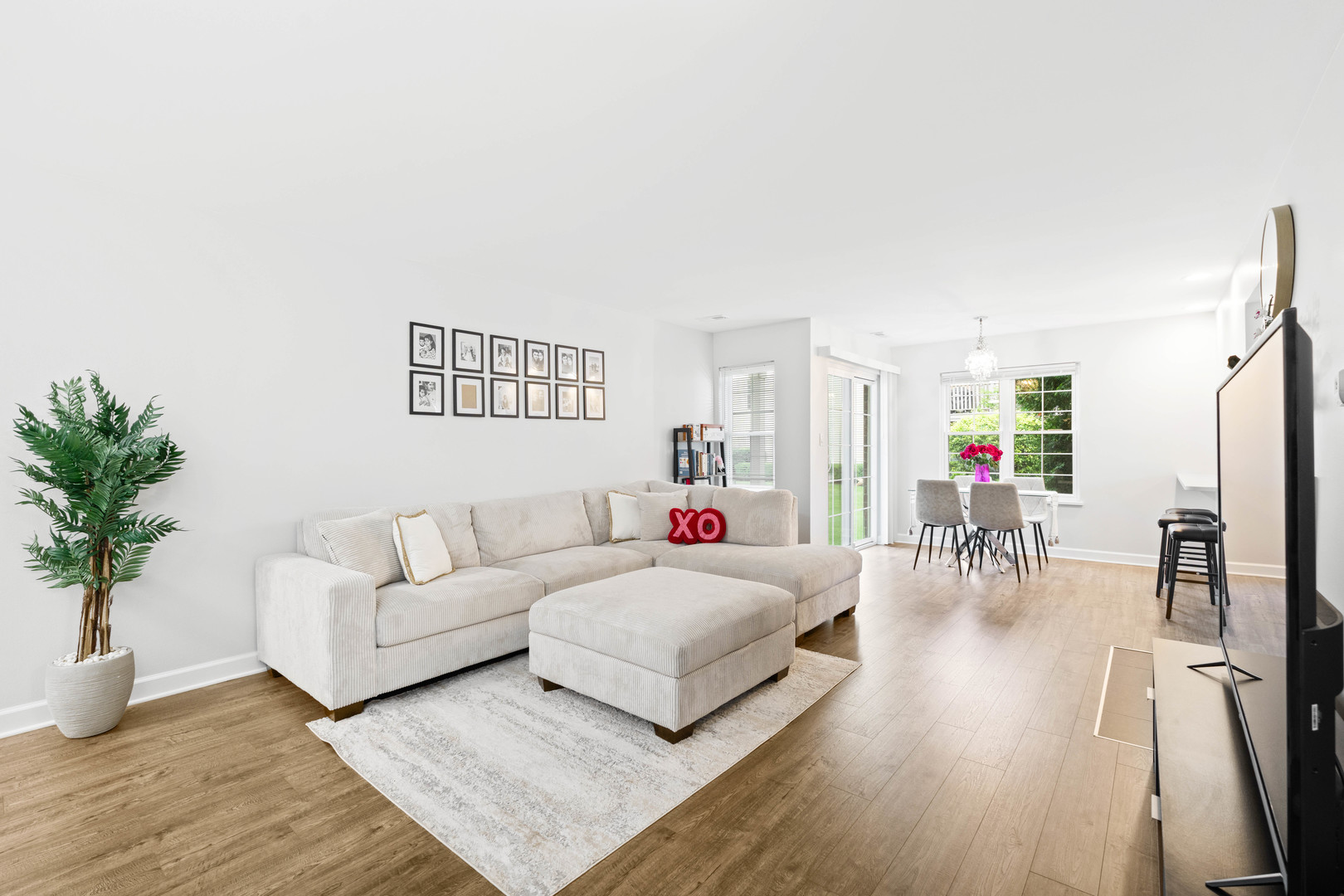 130 Crest Wood Court #1, Schaumburg, IL 60195