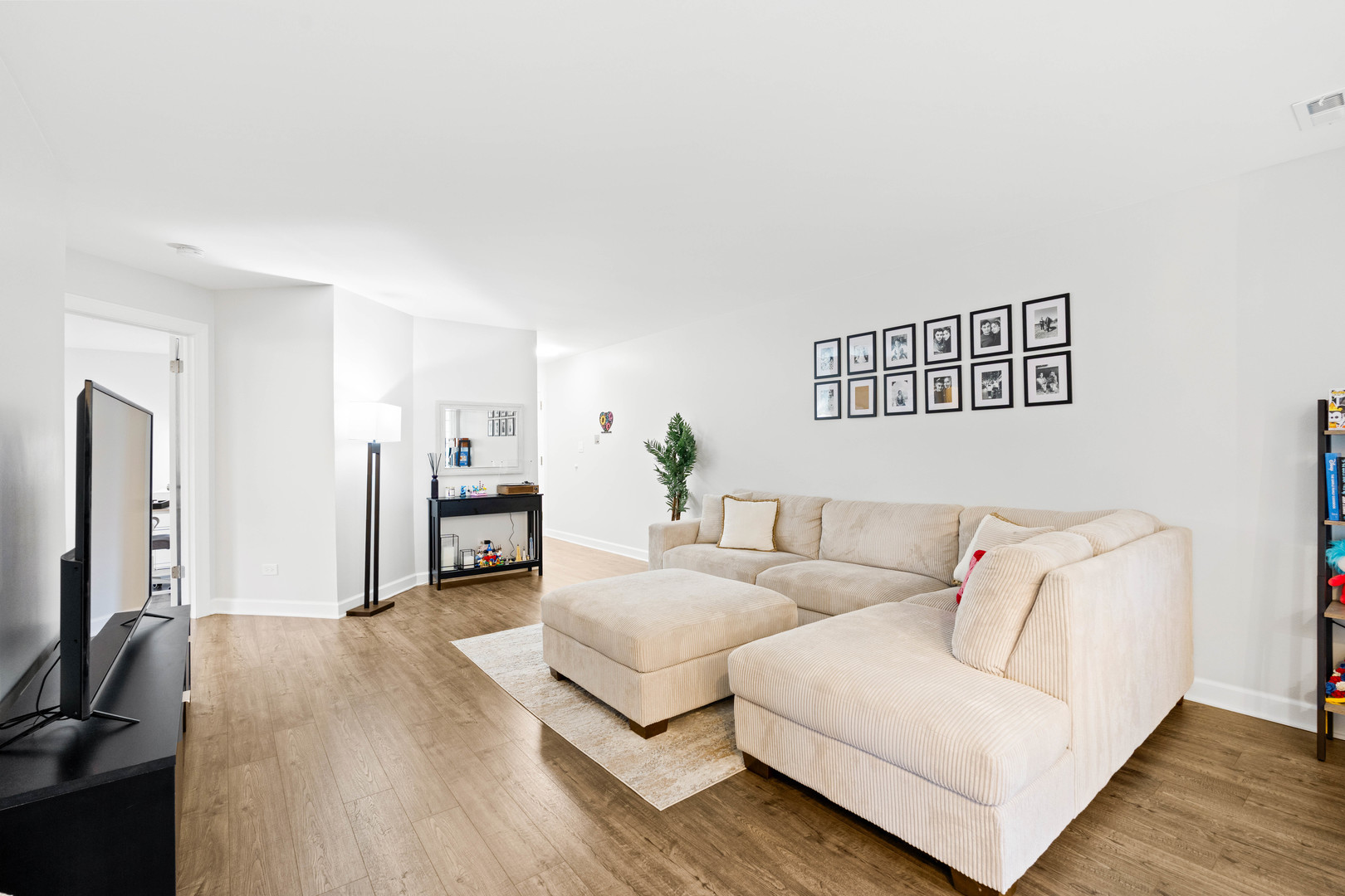 130 Crest Wood Court #1, Schaumburg, IL 60195