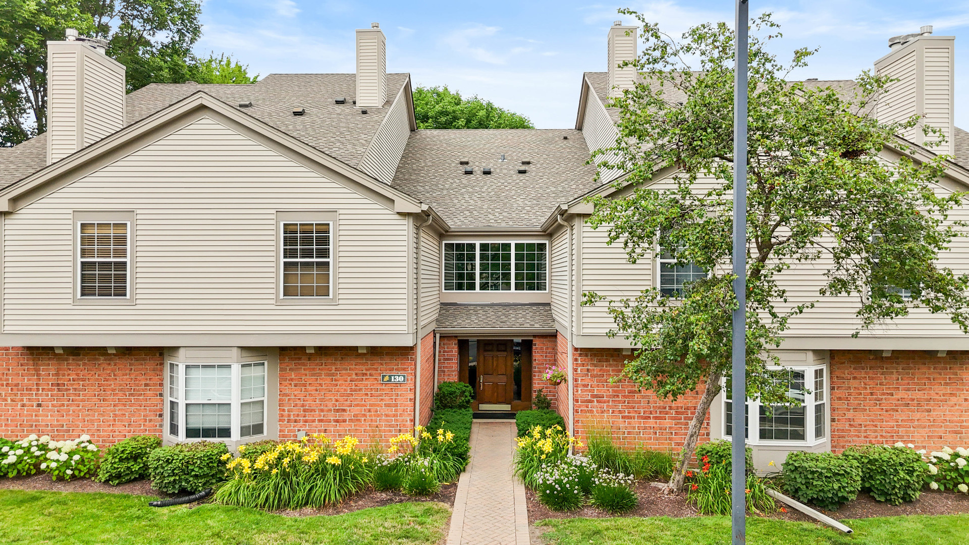 130 Crest Wood Court #1, Schaumburg, IL 60195