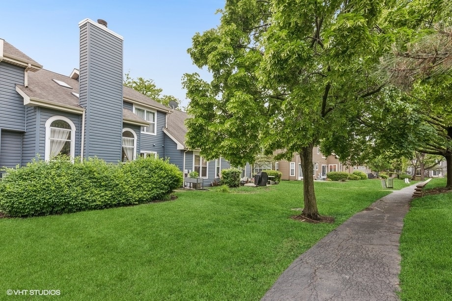 1063 Ridgefield Circle, Carol Stream, IL 60188