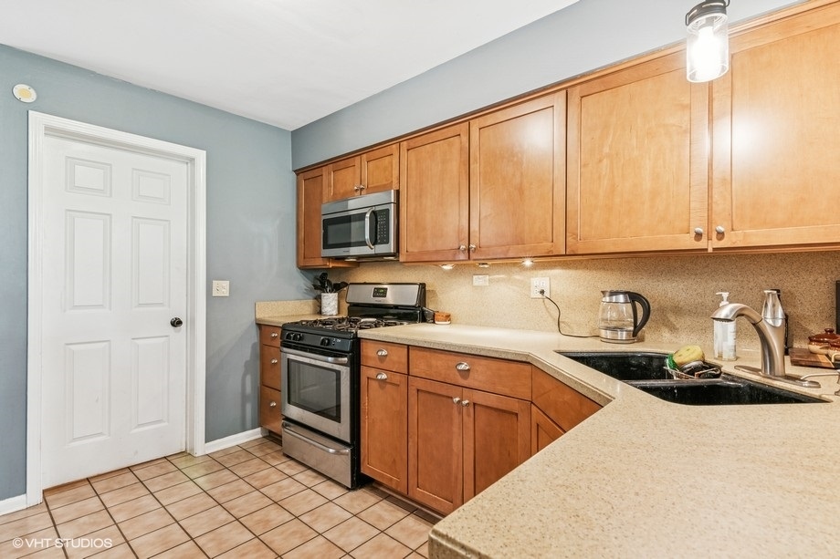 1063 Ridgefield Circle, Carol Stream, IL 60188